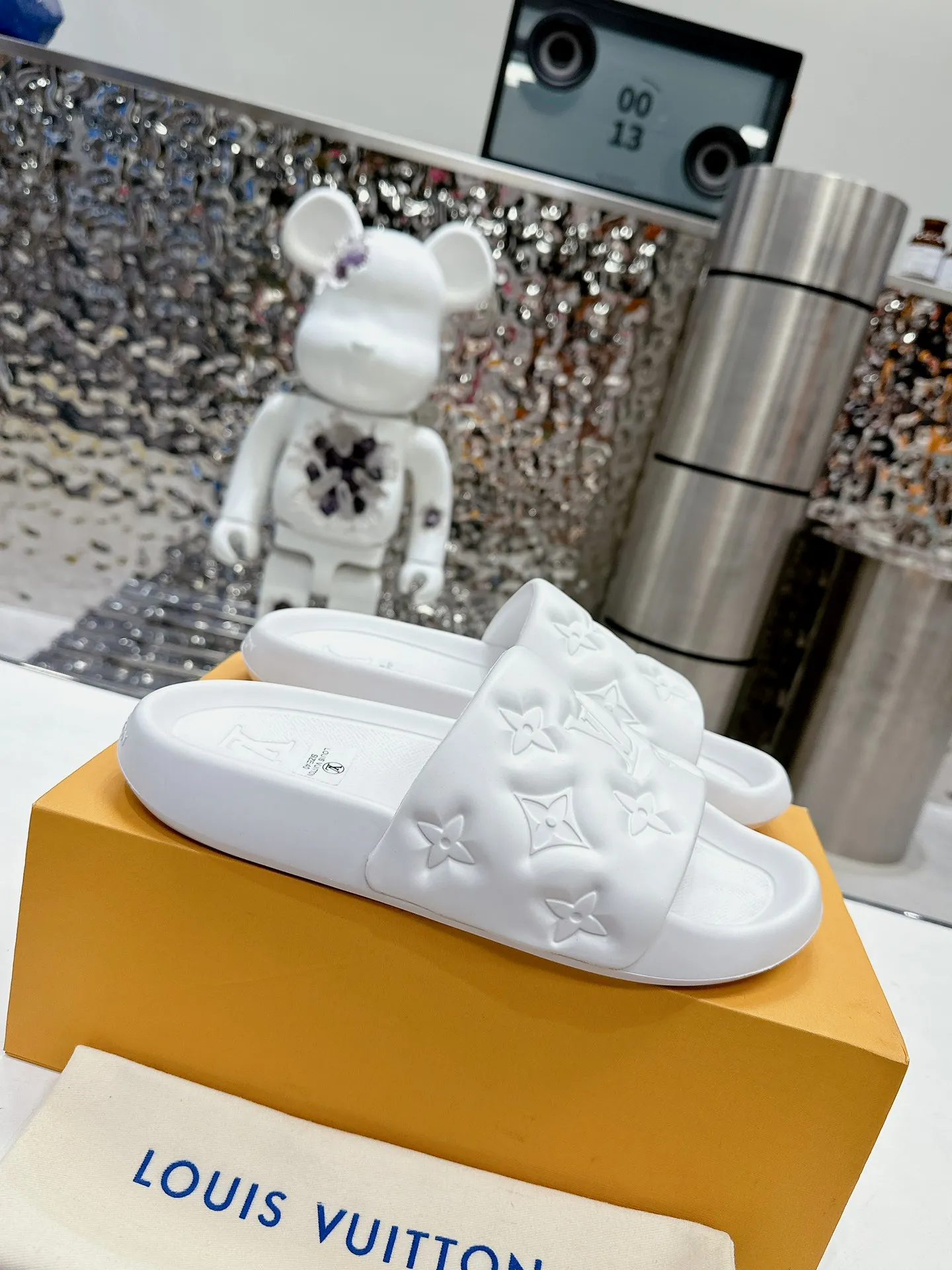 [L Home] P: 280💰 ▪️Shoe size: Women's 35-40 Men's 38-46▪️Packaging: Counter top quality~original packaging 𝟐𝟎𝟐5 Louis Vuitton counter's new embossed slippers, lv monogram embossed slippers, Waterfront sandals are back with a new look, and the upper buckle is embossed with lv's iconic Monogram pattern. Made of waterproof rubber with a comfortable and resilient insole. The lightweight, flexible outsole is embossed with the Louis Vuitton logo. ▪️Fabric: Original molded rubber foam surface ▪️Technology: embossed logo ▪️Sole: Original molded rubber foam outsole ▪️Sole thickness: 3CM.